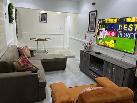 Communal lounge/ TV room, TV and multimedia, Living room, Seating area, Evening entertainment