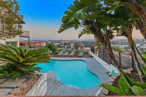 Heated Pool-Jacuzzi-King Bed-City Views-Chic Decor House in Point Loma