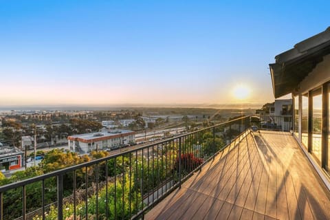 Heated Pool-Jacuzzi-King Bed-City Views-Chic Decor House in Point Loma