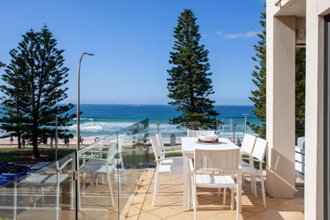 Oceanfront Oasis, Manly Apartment in Manly