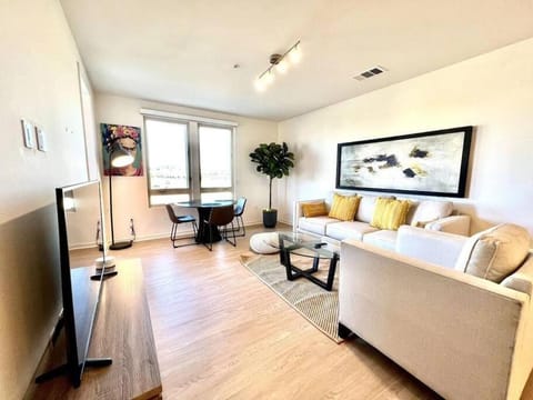 Cozy Modern 2BR 2BA Apart with Luxurious Amenities Apartment in Irvine