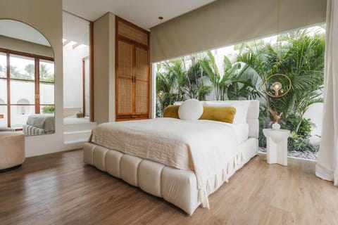 Bed, Living room, Photo of the whole room, Seating area, Bedroom