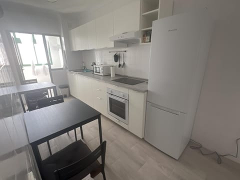 Kitchen or kitchenette, Dining area, oven