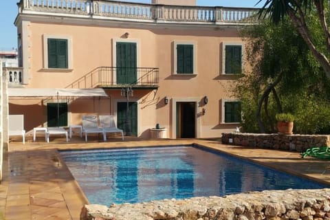 Patio, Swimming pool, sunbed