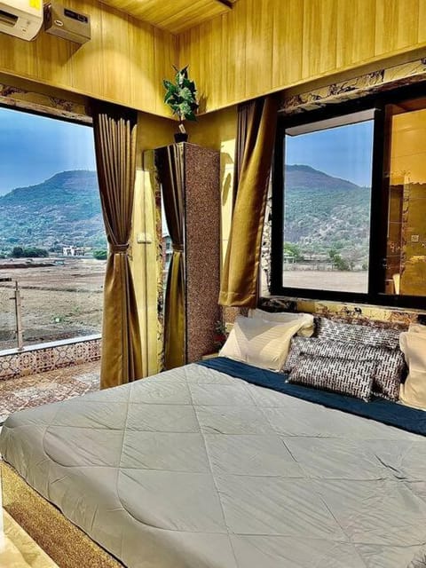 Bed, Natural landscape, Photo of the whole room, Bedroom, Mountain view