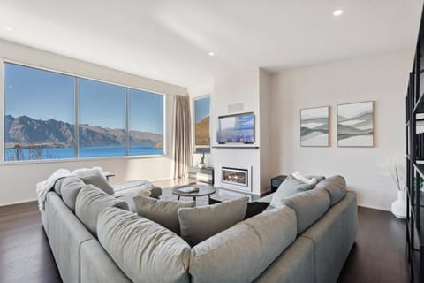 Luxury Retreat - Matakauri House in Queenstown