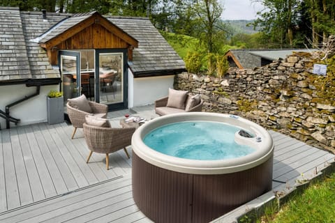 Luxury Hot Tub Cottage - Family & Pet Friendly House in Bowness-on-Windermere