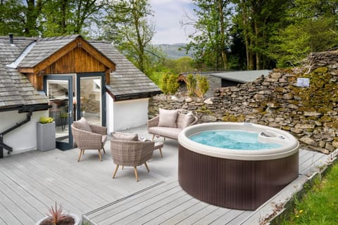 Luxury Hot Tub Cottage - Family & Pet Friendly House in Bowness-on-Windermere