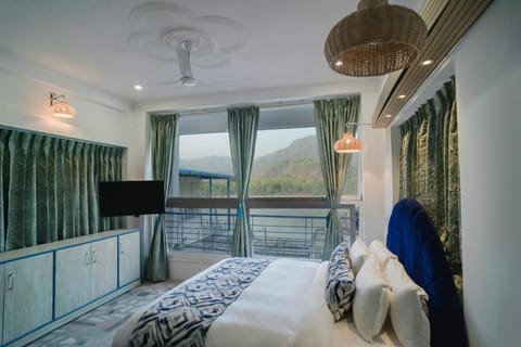 Bed, View (from property/room), Living room, Photo of the whole room, Seating area, Bedroom, River view