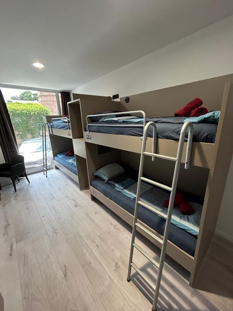 Bedroom, bunk bed