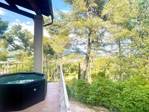 Élégante Villa Provençale: Jacuzzi, Calme & Nature Villa in Hyères