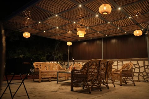 Night, Karaoke, Seating area, Evening entertainment, Pool view, Drinks, fireplace