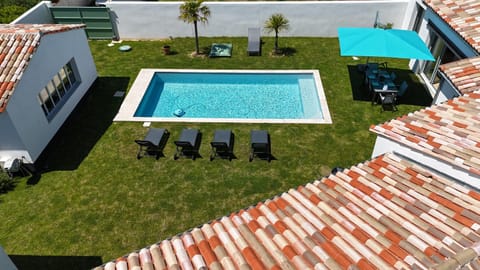 Property building, Day, Garden, Garden, Swimming pool, Swimming pool