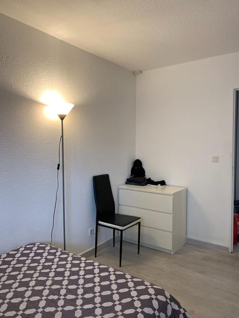 loue chambre dans un 45m2 très calme,proprio de 30ans dort sur le clic clac au salon Apartment in Lattes