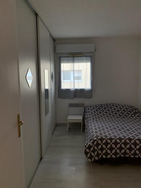 loue chambre dans un 45m2 très calme,proprio de 30ans dort sur le clic clac au salon Apartment in Lattes