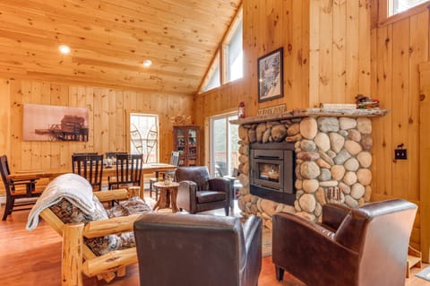 Tranquil Thornton Cabin Deck, Views and Game Room! Casa in Thornton