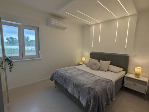 Bed, Photo of the whole room, Bedroom, air conditioner