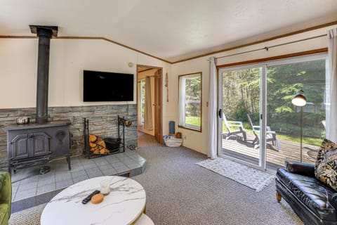 Glacier Home with Deck - 18 Mi to Mt Baker Ski Area! Maison in Glacier