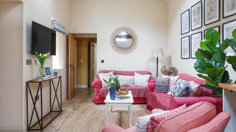 Bright & Beautiful Open Plan Coach House Painswick House in Painswick