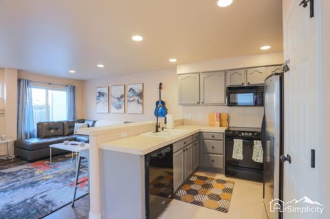 3-floors Of Modern Living Near Regis & Tennyson House in Arvada