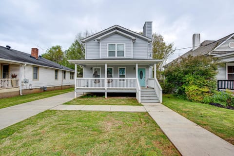 Charming Atlanta Home with Yard about 7 Mi to Downtown! House in East Point