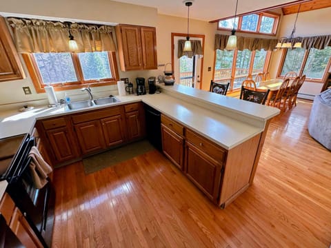 MWP66 End Unit with Gorgeous Mountain Views, Pool Table, Pool/Gym Passes! House in Carroll