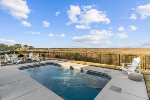 Stunning Intercoastal home on Caswell w Pool Haus in Caswell Beach