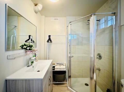 2BR 1BA Garden View Guest Suite - King-size Bed - Free Parking Bed and Breakfast in Vancouver