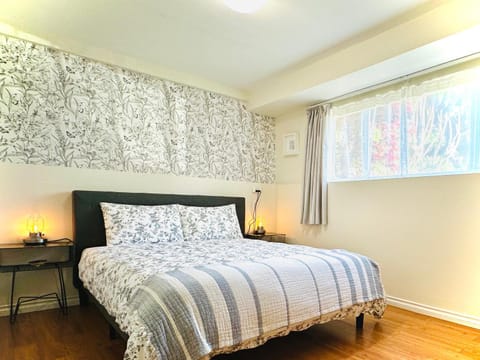 2BR 1BA Garden View Guest Suite - King-size Bed - Free Parking Bed and Breakfast in Vancouver