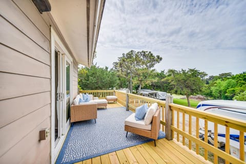 Pet-Friendly Buxton Home with Balcony, 2 Mi to Beach House in Buxton