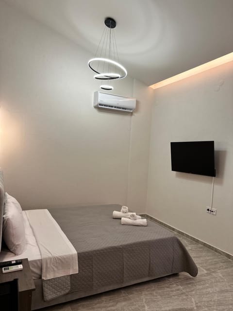 Bed, TV and multimedia, Evening entertainment, Bedroom, towels, air conditioner