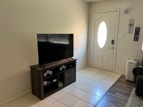 Peaceful 2bed,1bath condo with free parking all yours to enjoy Apartment in Fresno