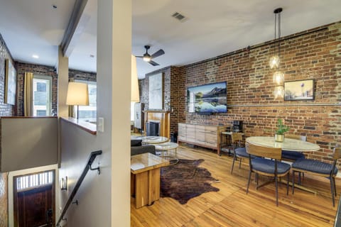 Stylish Dtwn Knoxville Condo with Rooftop Deck! Apartment in Knoxville