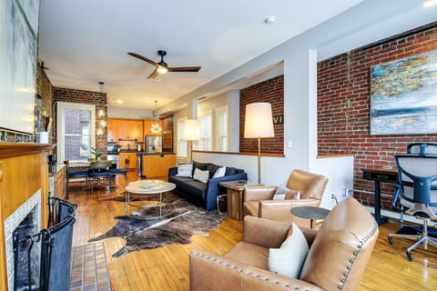 Stylish Dtwn Knoxville Condo with Rooftop Deck! Apartment in Knoxville