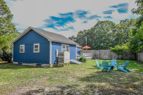 Fully fenced yard and minutes to bayside beaches Maison in North Eastham