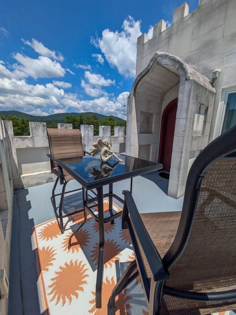 Natural landscape, View (from property/room), Balcony/Terrace, Seating area, Mountain view