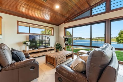 Sunsets at 101 - Pet Friendly Waterfront Maison in Yamba