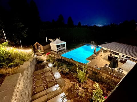 2 Suites Not-Interconnected - 2 plus 1 Washroom - Heated Pool and Hot Tub Apartment in Kelowna