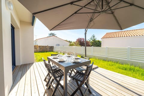 Patio, Day, Garden, Dining area