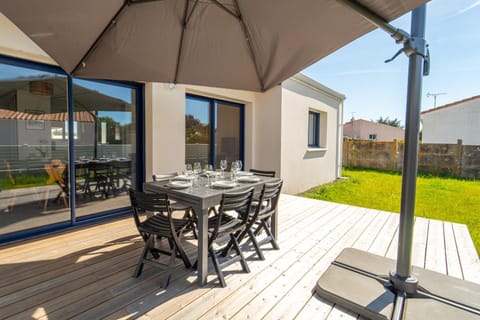 Patio, Day, Dining area