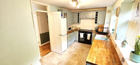 Large 2 Bed Ground Floor Flat & Sofa bed Apartment in East Hertfordshire District