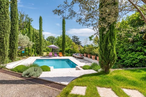 Les Vignes - Newly refurbished 18th century house with Mediterranean garden Villa in Caluire-et-Cuire