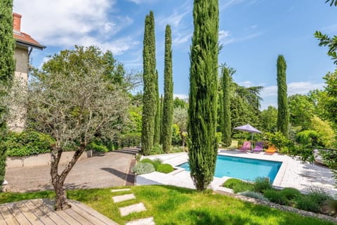 Les Vignes - Newly refurbished 18th century house with Mediterranean garden Villa in Caluire-et-Cuire