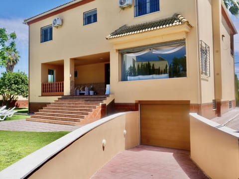 Private Pool! Your Oasis in Sevilla! BBQ! Villa in Mairena del Aljarafe