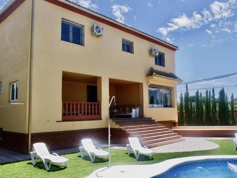 Private Pool! Your Oasis in Sevilla! BBQ! Villa in Mairena del Aljarafe