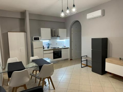 Kitchen or kitchenette, Dining area, oven, stove