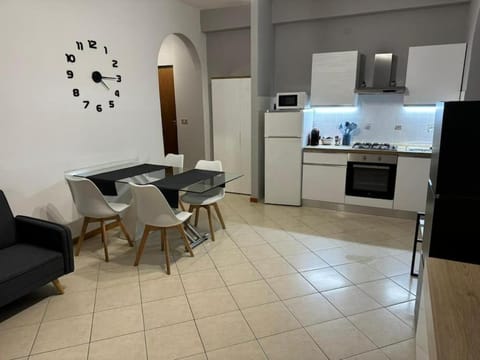 Kitchen or kitchenette, Dining area, oven, stove