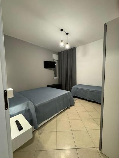 Bed, TV and multimedia, Bedroom