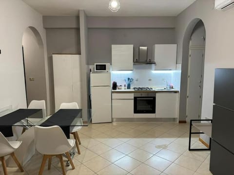 Kitchen or kitchenette, Dining area, oven, stove