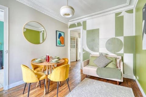 Photo of the whole room, Seating area, Dining area